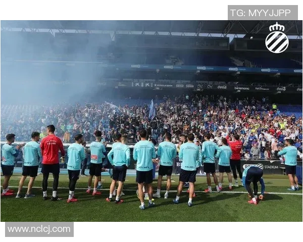 足球明星亲临助阵为球迷送上意外惊喜温暖瞬间感动全场 足球明星亲临助阵为球迷送上意外惊喜温暖瞬间感动全场